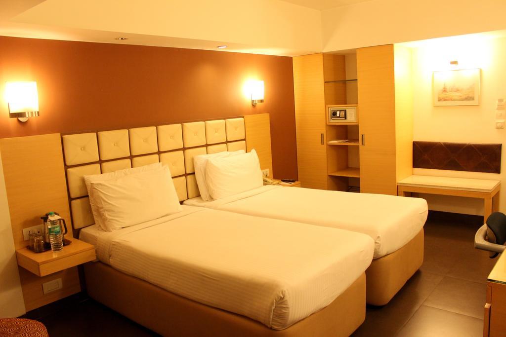 Hotel Sagar Plaza City Centre Pune Exterior foto